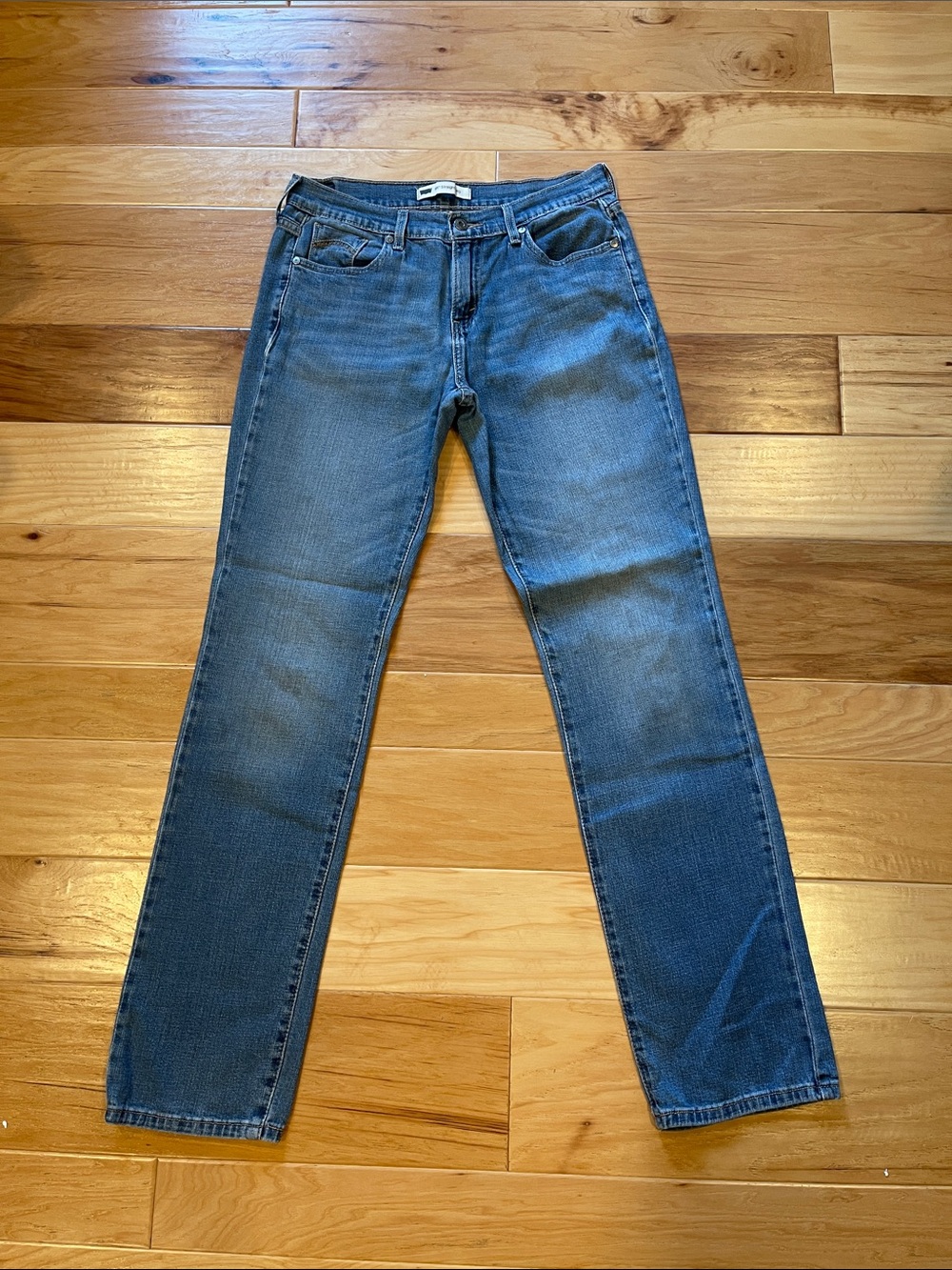 Woman’s Levi’s 505 straight leg jeans 8L